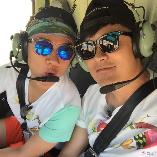 陈赫晒飞机照祝王祖蓝生快