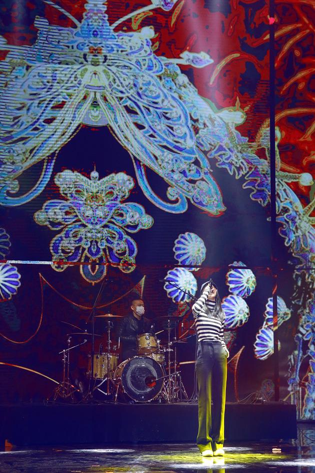 谭维维投入献唱