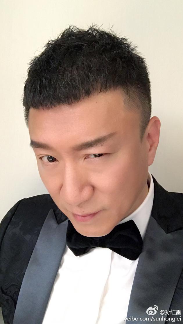 孙红雷勾眉眨眼睛