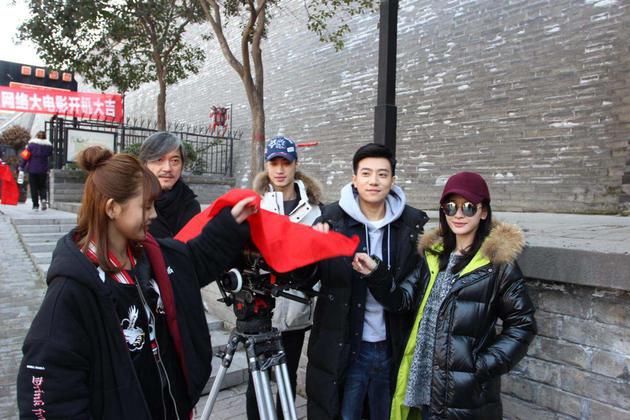 ></p></a> 正文     新浪娱乐讯 网络电影《古玩大亨》于2017年1月12日在西安