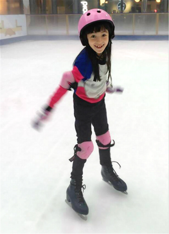 夏克立自拍辣眼睛 夏天滑旱冰长腿吸睛|夏天|夏