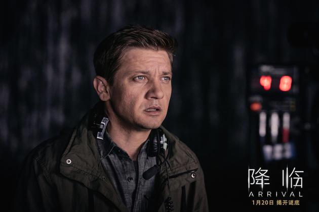 电影《降临》主演杰里米·伦纳形容该片刺激、紧张、烧脑