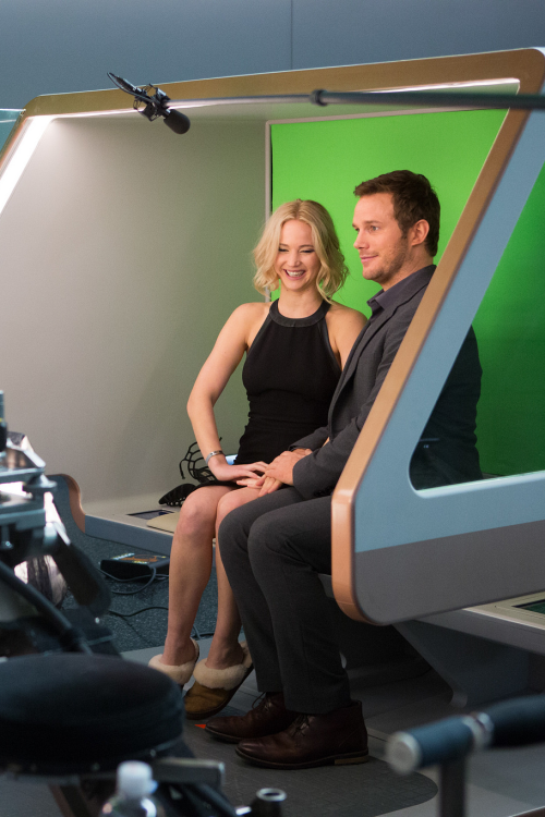 在片场俩人还是挺开心的