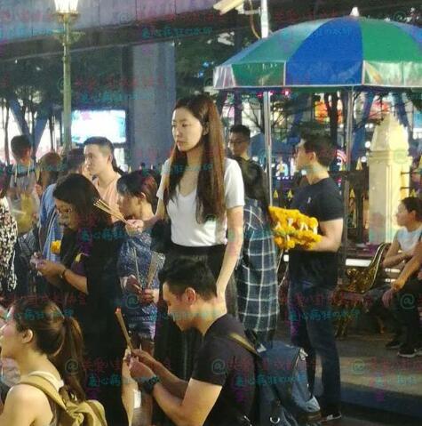 熊黛林与老公被偶遇在泰国拜佛