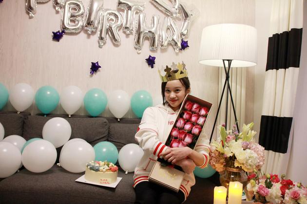 陆妍淇甜蜜微笑