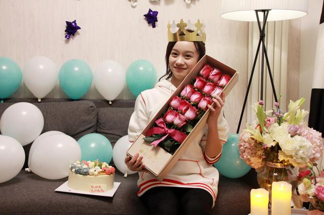 陆妍淇手捧鲜花