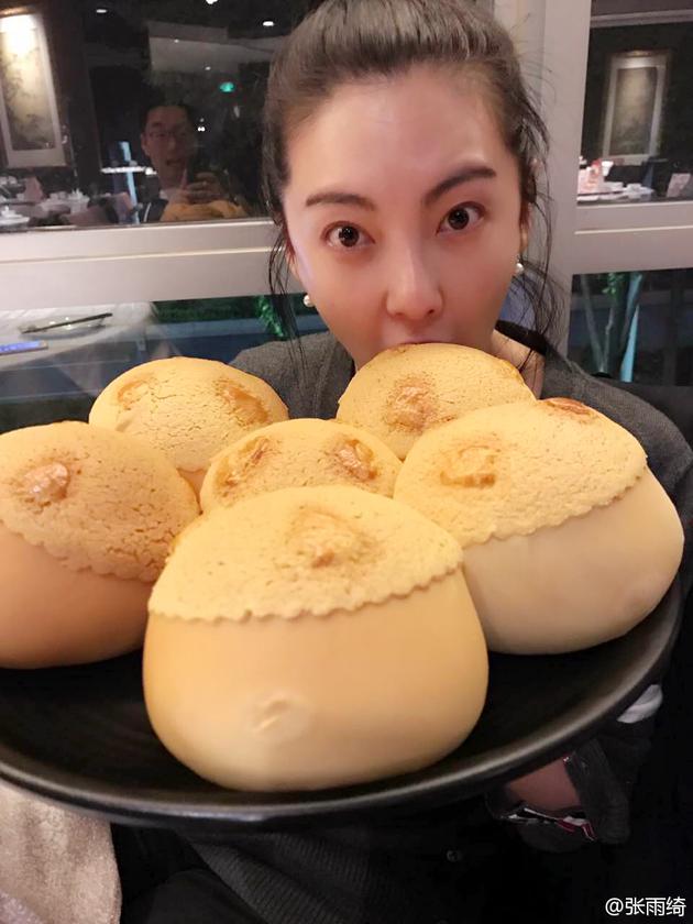 张雨绮一脸幸福开吃