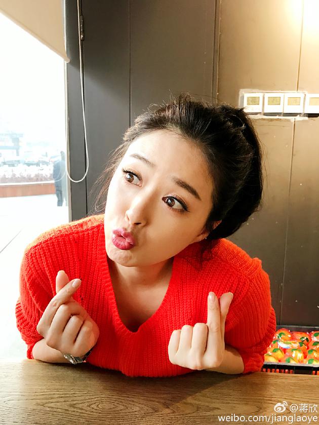 蒋欣双手比心和网友玩猜谜
