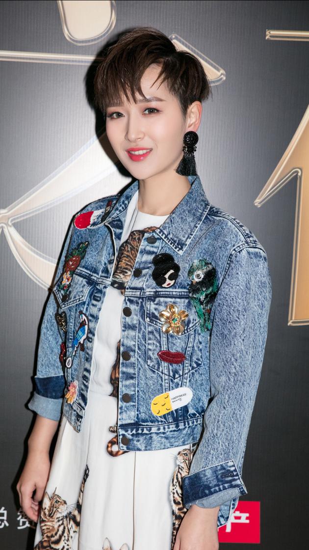 酷感十足！黄汐源清新时尚亮相微博之夜|黄汐源|微博之夜|偶像_新浪娱乐_ 