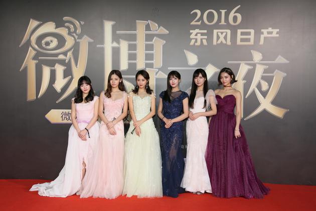 SNH48成员万丽娜、赵粤、黄婷婷、李艺彤、张语格、许佳琪惊艳亮相