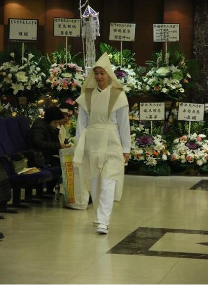 惠英红为亡母设灵 披麻戴孝眼泛泪光