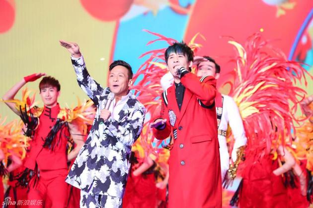 卫视春晚混战亮点多:回忆杀鬼畜舞开口跪|宋小