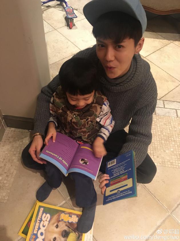 鹿晗抱着邓超儿子讲故事