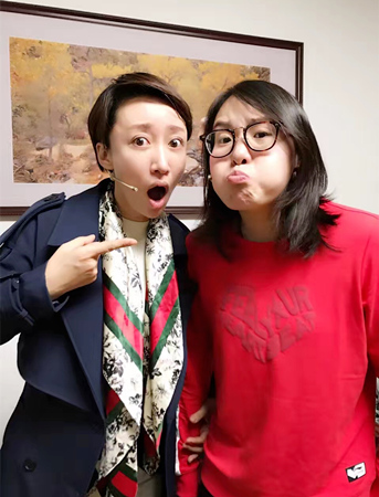 宋宁春晚搭档冯巩 与傅园慧搞怪玩亲亲|宋宁|冯