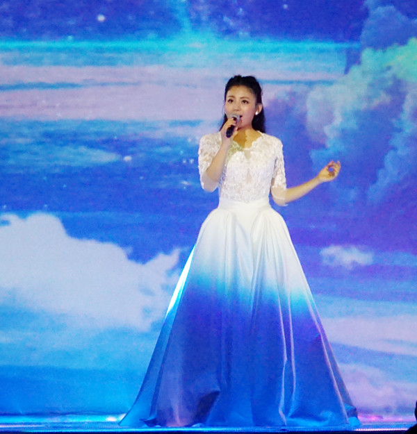 阿鲁阿卓节目演绎大鱼送上美好祝愿