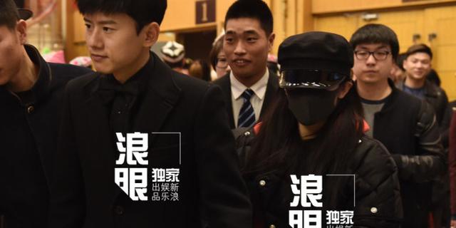 张杰献唱春晚谢娜陪伴身边