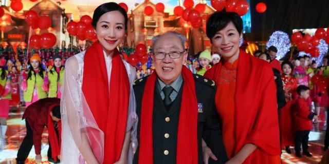 韩雪携母亲登春晚宛如红白玫瑰