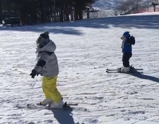 邓超儿女第一次滑雪