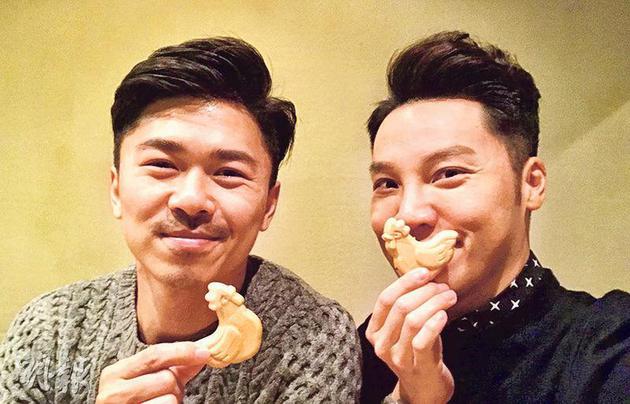 王贤志（右）与同性配偶Kevin（左）婚后第一个新年发红包