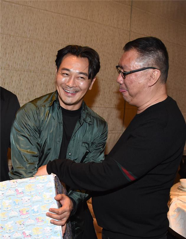 《贪狼》杀青慰劳幕后 古天乐豪派现金