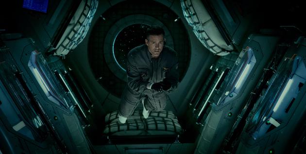 雷诺兹饰演罗里·亚当斯，一名工程师及太空漫步的专家