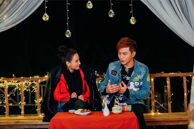 张柏芝肌肉男亲密夜聊