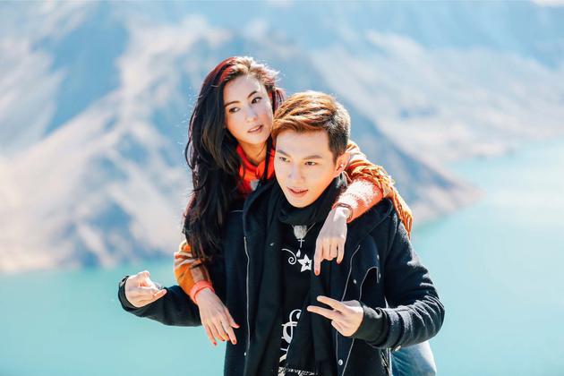 张柏芝与肌肉男天池拍片