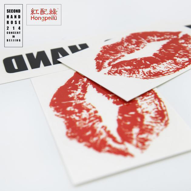 梁龙“吻痕”