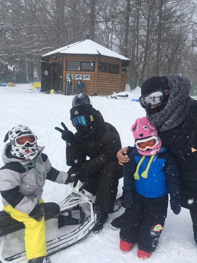 邓超晒一家四口滑雪照