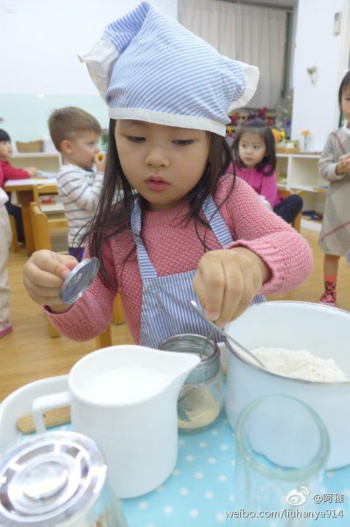 阿雅女儿做面包表情认真 长相清秀漂亮|微博|阿