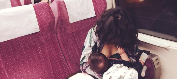 林辰唏晒出亲自喂母乳的照片