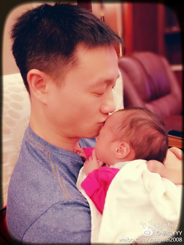 杨威亲吻女儿额头爱意无限