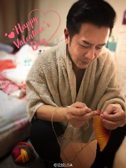 陈浩民在家织毛衣