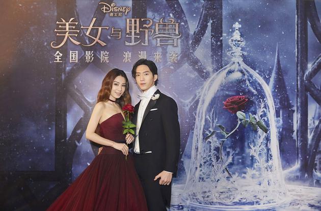 Hebe井柏然手持玫瑰