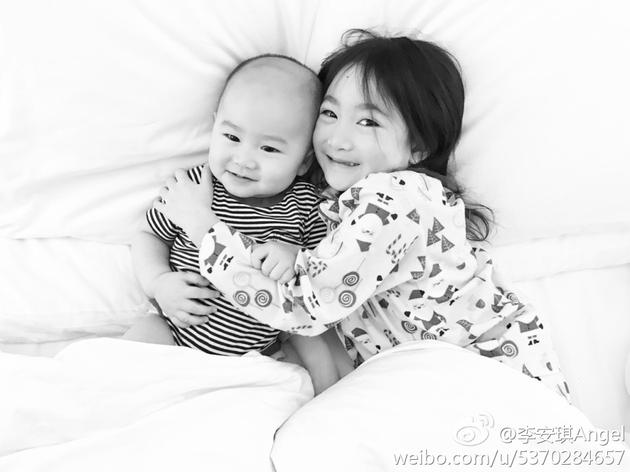 奥莉姐弟俩眉眼超像