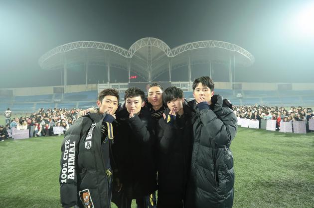 关爱单身狗!王俊凯领衔高能少年团送飞吻 |王俊