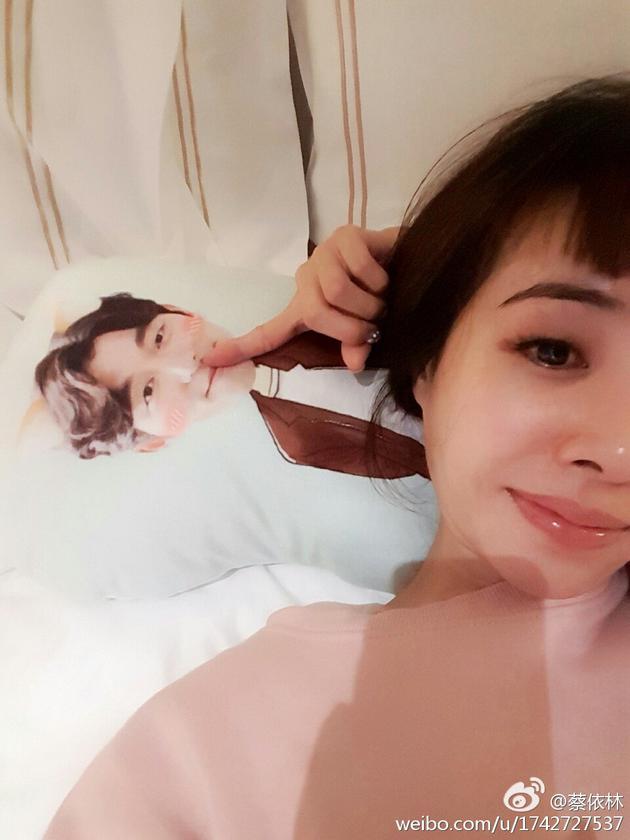 迷妹蔡依林收孔刘抱枕窃喜