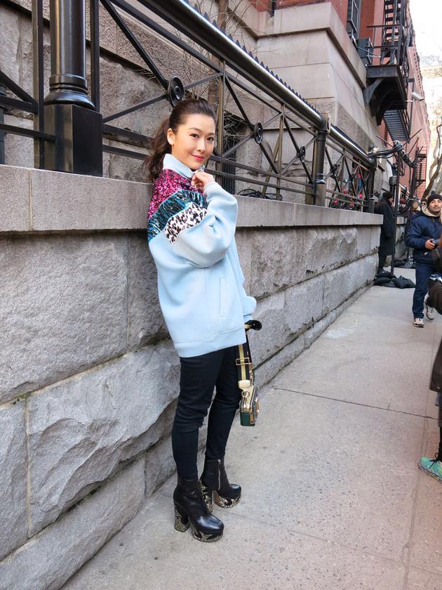 周丽淇尽显高挑身材