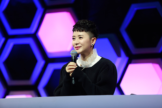 张恒助力艺考梦 送红围巾为王俊凯加油打气|