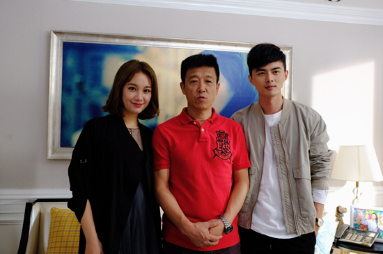 程砚秋、《食全食美》导演、叶祖新合影