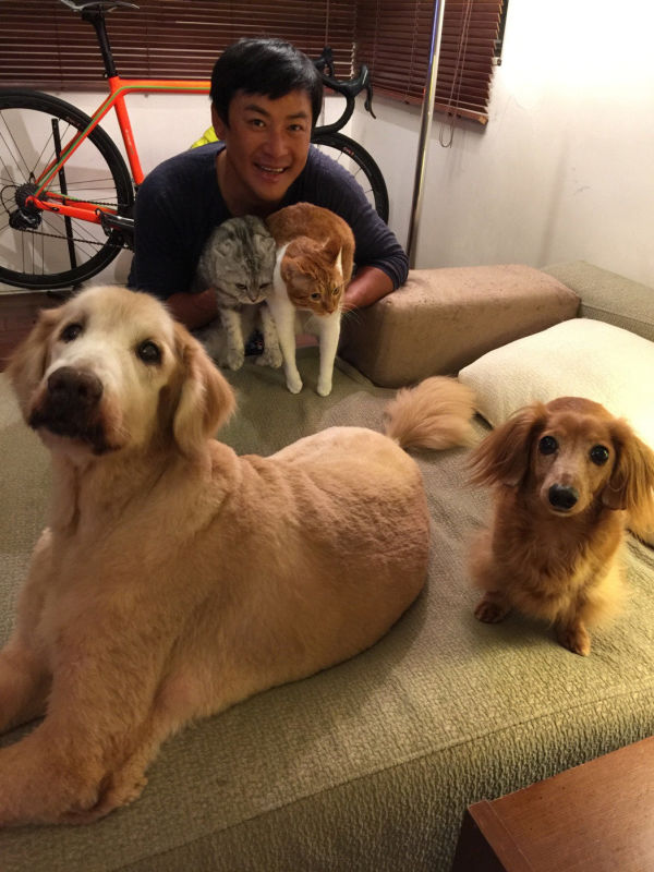 江宏恩与家中的四只毛孩