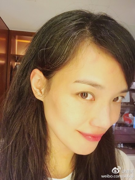 舒淇近照白发显眼