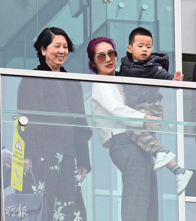 杨千嬅带着儿子及母亲进马场，顺道享受天伦乐。