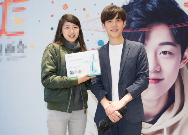 李之繁为获奖粉丝颁发礼品