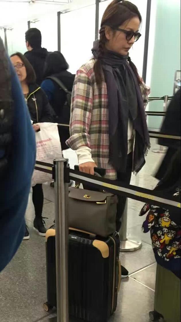 Zhao Wei with her daughter take the subway small eyes like mom in April