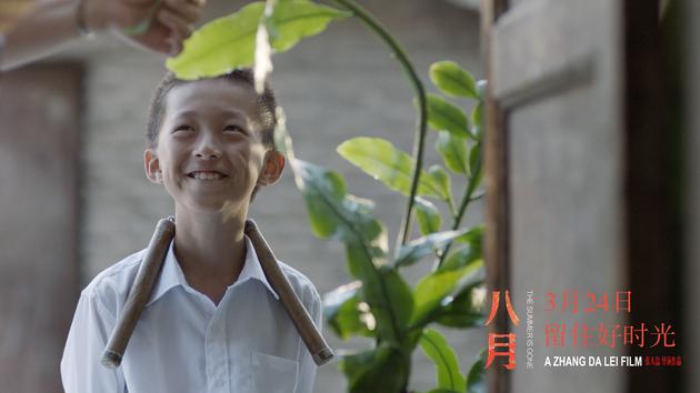 小雷陪伴妈妈为昙花浇水