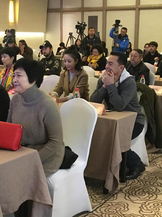 佟丽娅现身未戴婚戒引猜测 靳东自认年龄还小