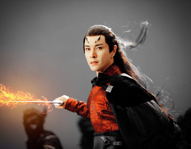 杜俊泽手持利剑