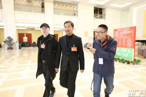 冯小刚、张国立参与两会。