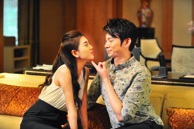 赵文琪与艾伦甜蜜互动剧照